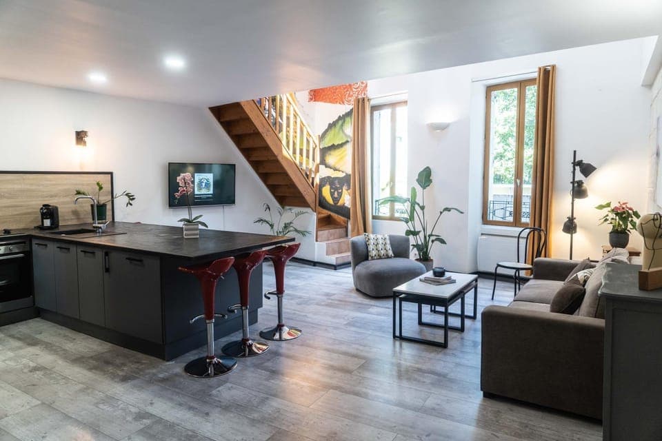 TV and multimedia, Living room, Lounge or bar, Seating area, dishwasher, stove, kitchen