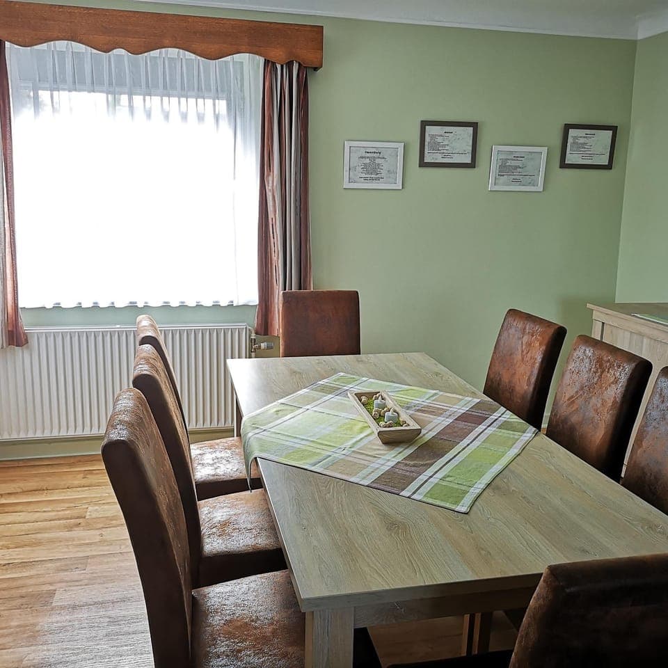 Photo of the whole room, Seating area