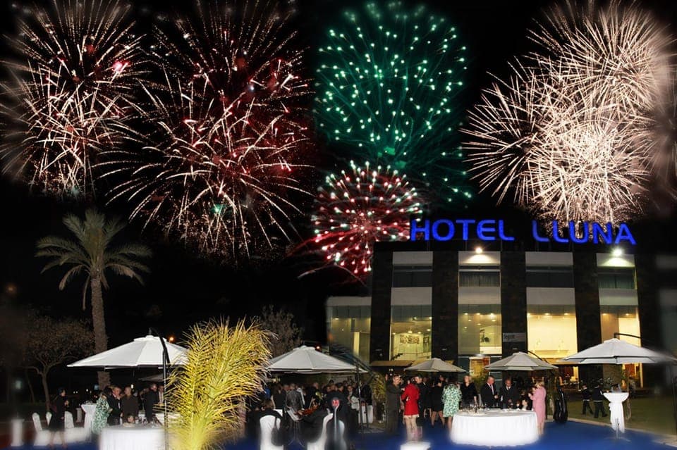 Facade/entrance, Night, People, group of guests