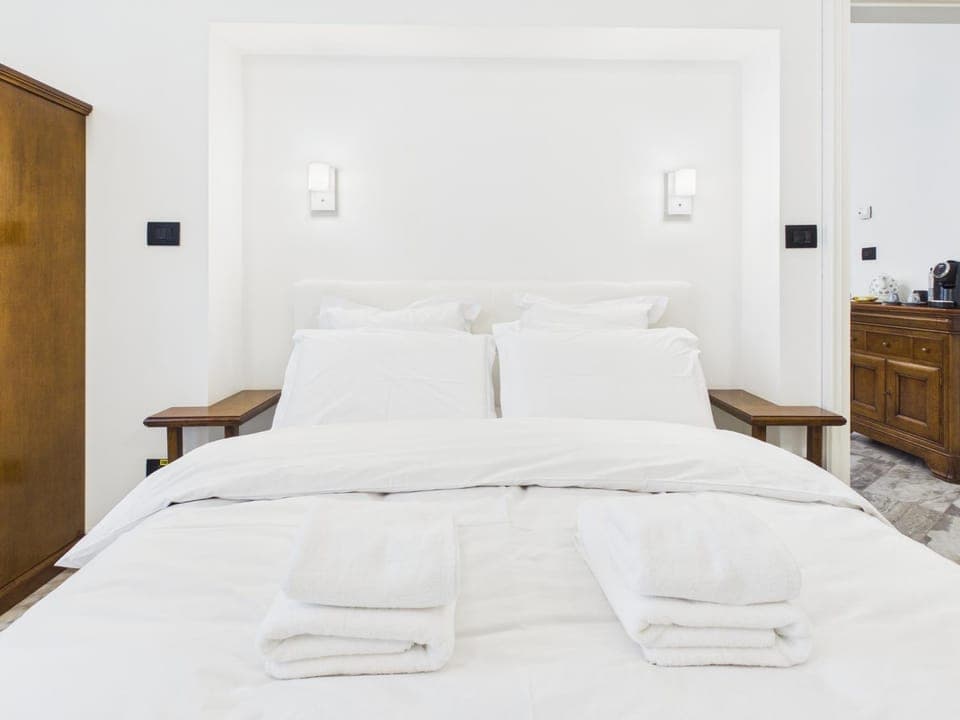 Bed, Bedroom, towels