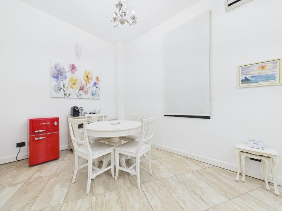 Coffee/tea facilities, Dining area