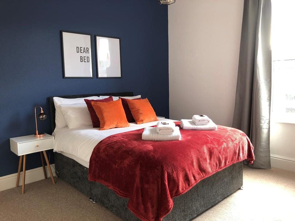 Bed, Bedroom, towels