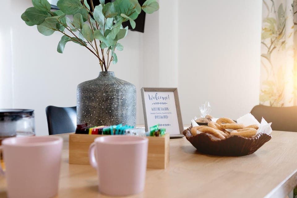 Coffee/tea facilities, Living room, Decorative detail, Dining area
