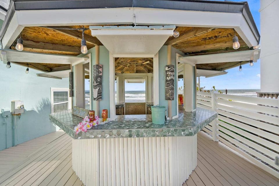 Oceanfront, Serenity Under the Sea, Tiki Bar and Grand Deck! House in Usina Beach