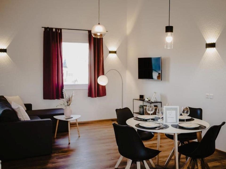 TV and multimedia, Living room, Seating area, Dining area