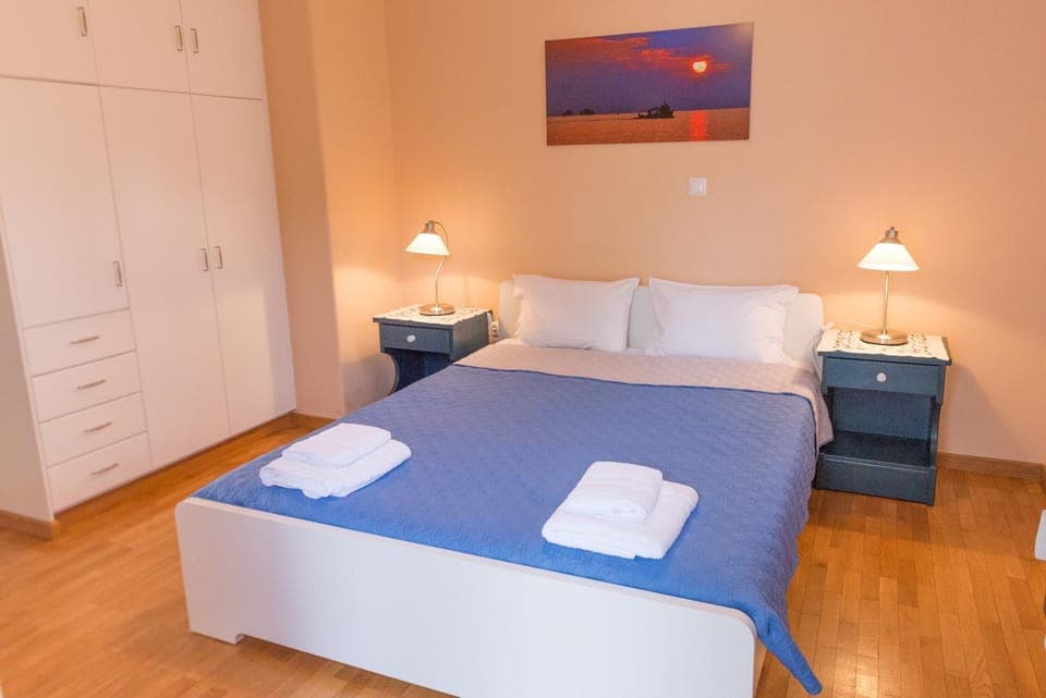 Bed, Photo of the whole room, Decorative detail, On site