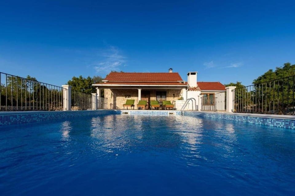 Property building, Day, Pool view, Swimming pool