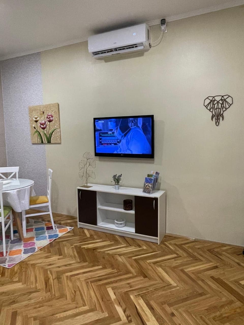 TV and multimedia, Living room, Seating area, Dining area, air conditioner