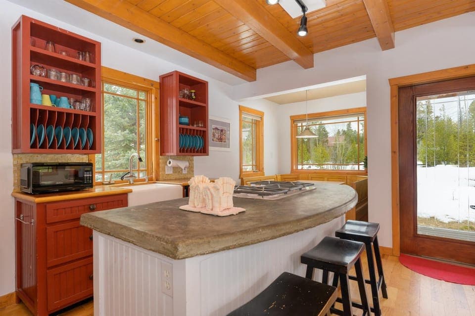 Natural landscape, View (from property/room), Kitchen or kitchenette, microwave, stove