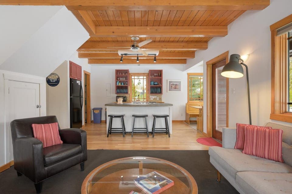 TV and multimedia, Kitchen or kitchenette, Living room, Seating area, furniture