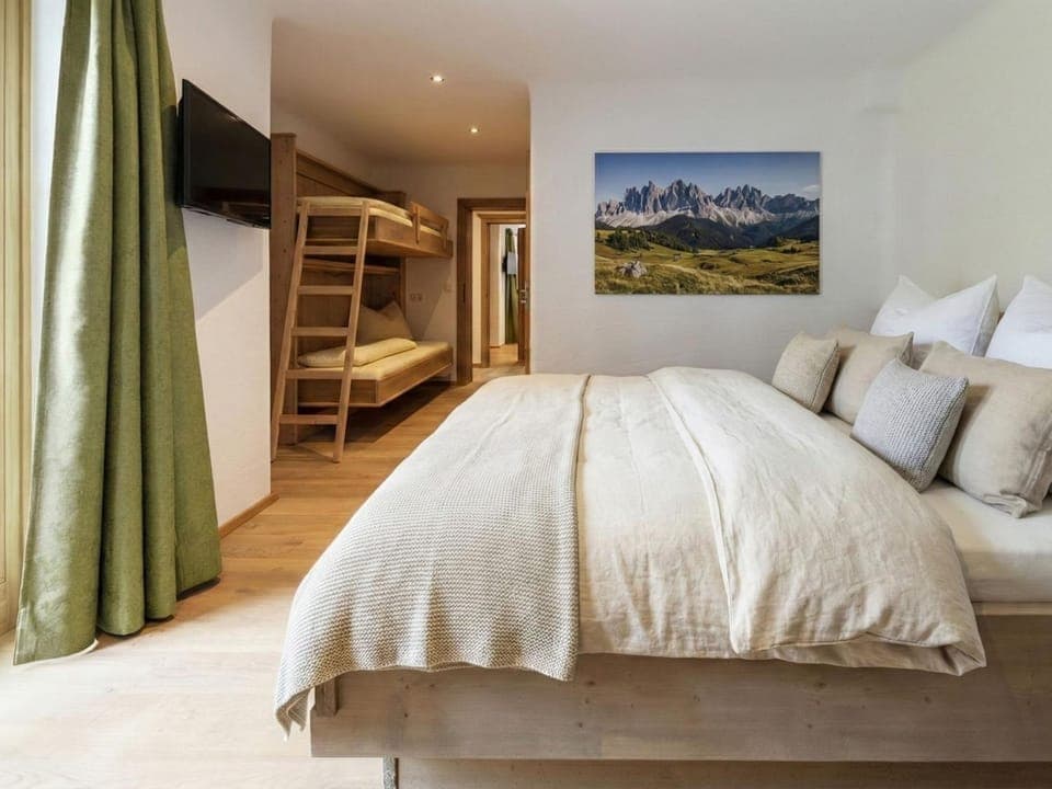 Bed, Photo of the whole room, bunk bed