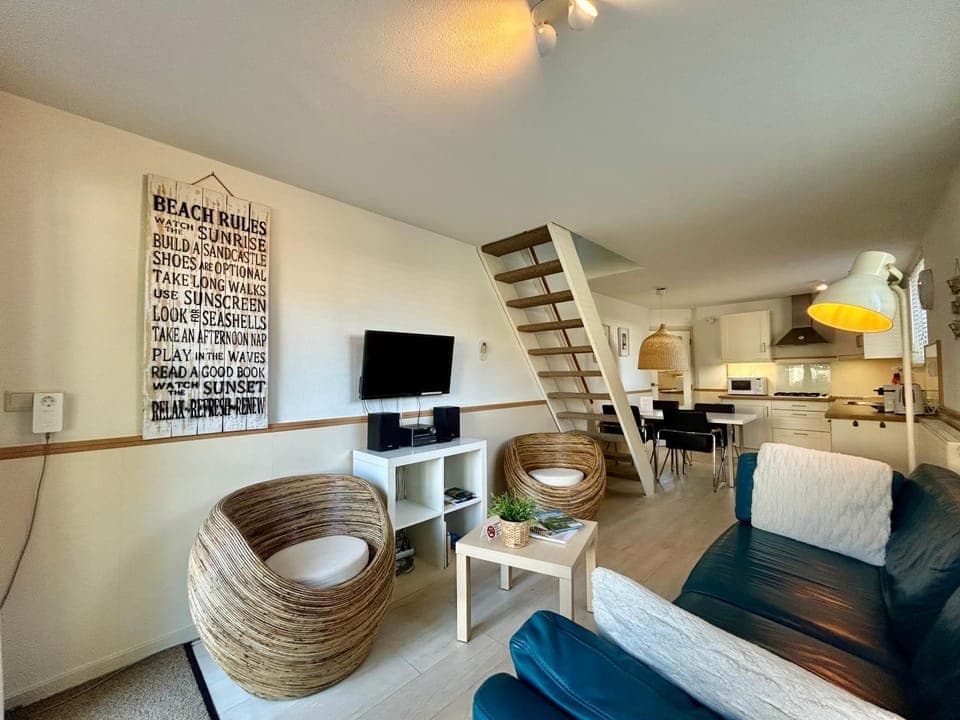 TV and multimedia, Living room, Seating area, Dining area