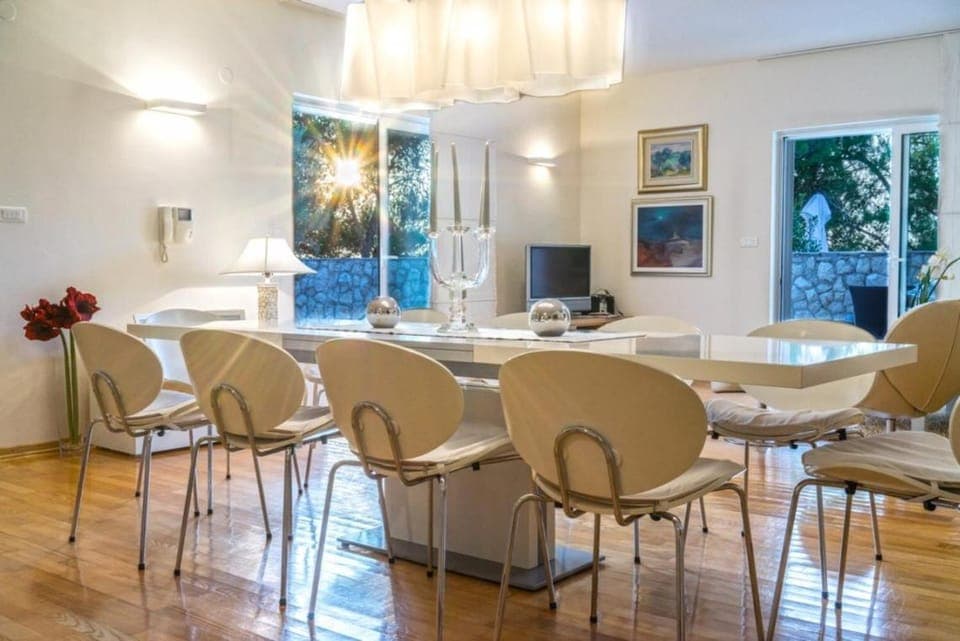 TV and multimedia, Kitchen or kitchenette, Living room, Seating area, Dining area