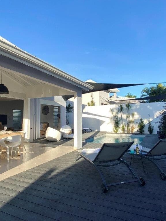 Property building, Garden, Swimming pool