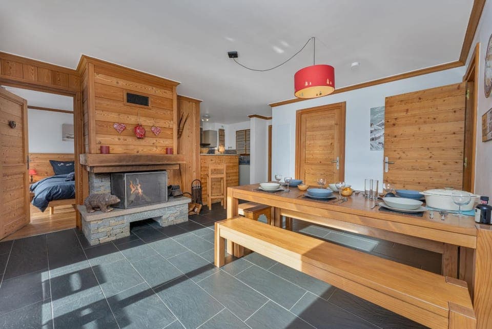 Dining area, fireplace