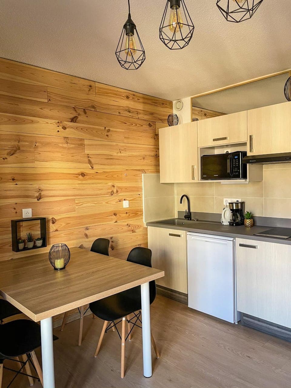 Coffee/tea facilities, Kitchen or kitchenette, Dining area, minibar