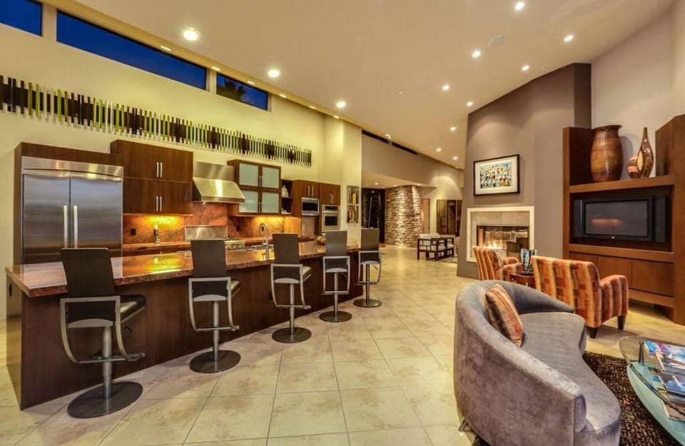 Lounge or bar, minibar