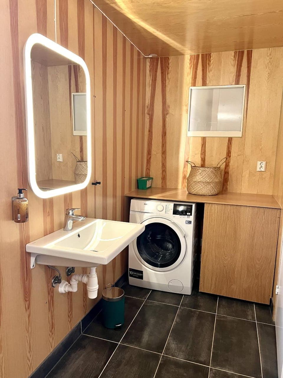 Bathroom, washing machine