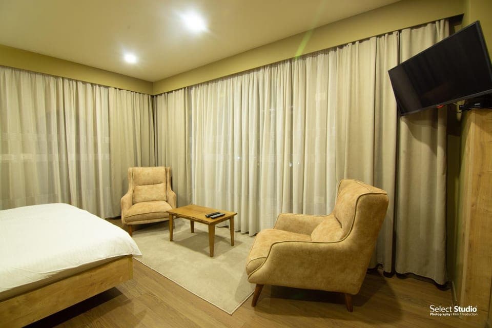 Bed, TV and multimedia, Living room, Photo of the whole room, Seating area, Bedroom