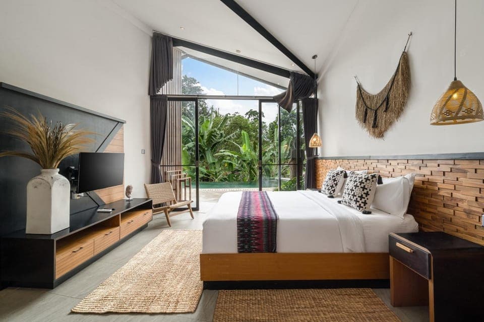 Bed, TV and multimedia, View (from property/room), Bedroom, air conditioner