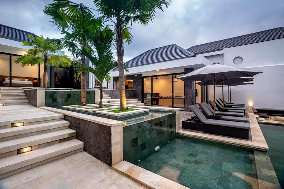 Property building, Patio, Facade/entrance, Pool view, Swimming pool, sunbed