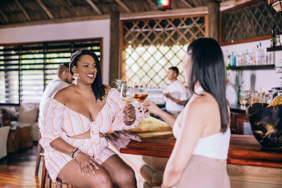 Restaurant/places to eat, People, Alcoholic drinks