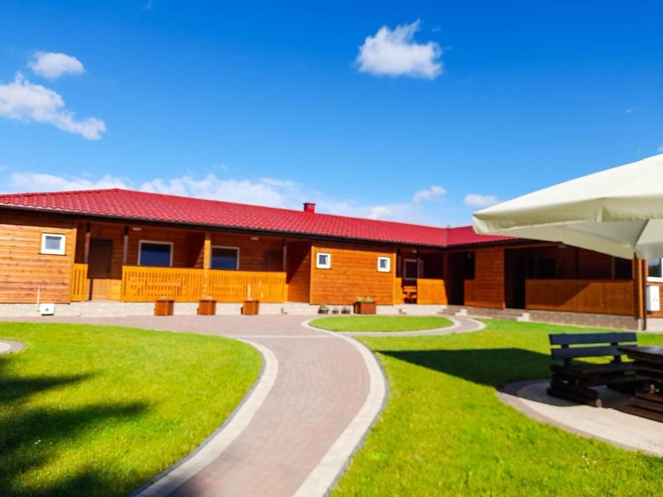 Property building, Facade/entrance, Day, Natural landscape, Garden, View (from property/room), Balcony/Terrace, Garden view, Area and facilities, Parking