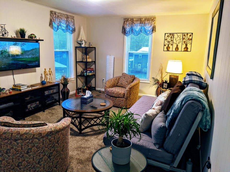 Game Room, Living room, River view, Street view