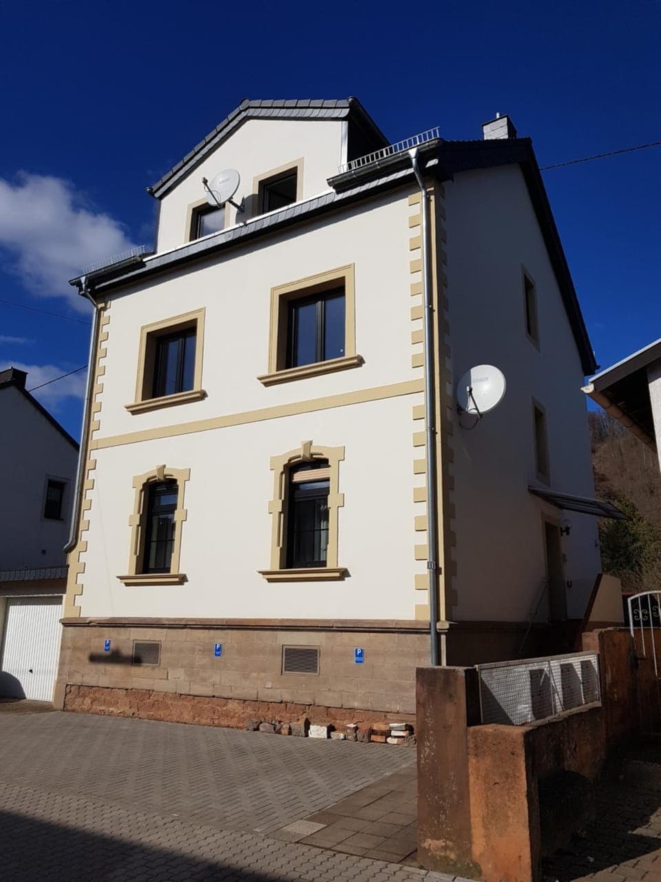 Property building, Facade/entrance, Parking
