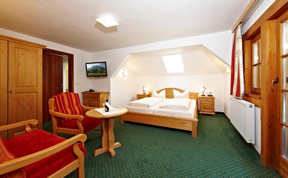 Bed, TV and multimedia, Seating area, Bedroom