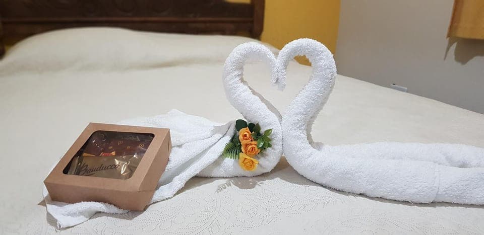 Bed, Bedroom, towels