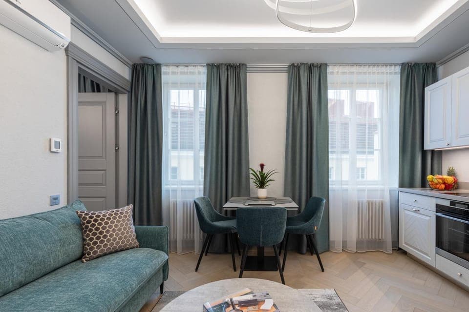 Kitchen or kitchenette, Living room, Seating area, Dining area