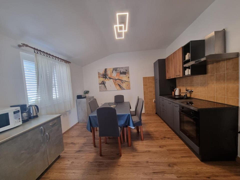 Kitchen or kitchenette, Dining area, oven, toaster