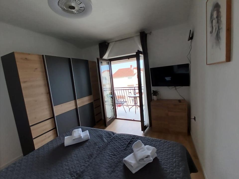 Bed, TV and multimedia, Bedroom, wardrobe