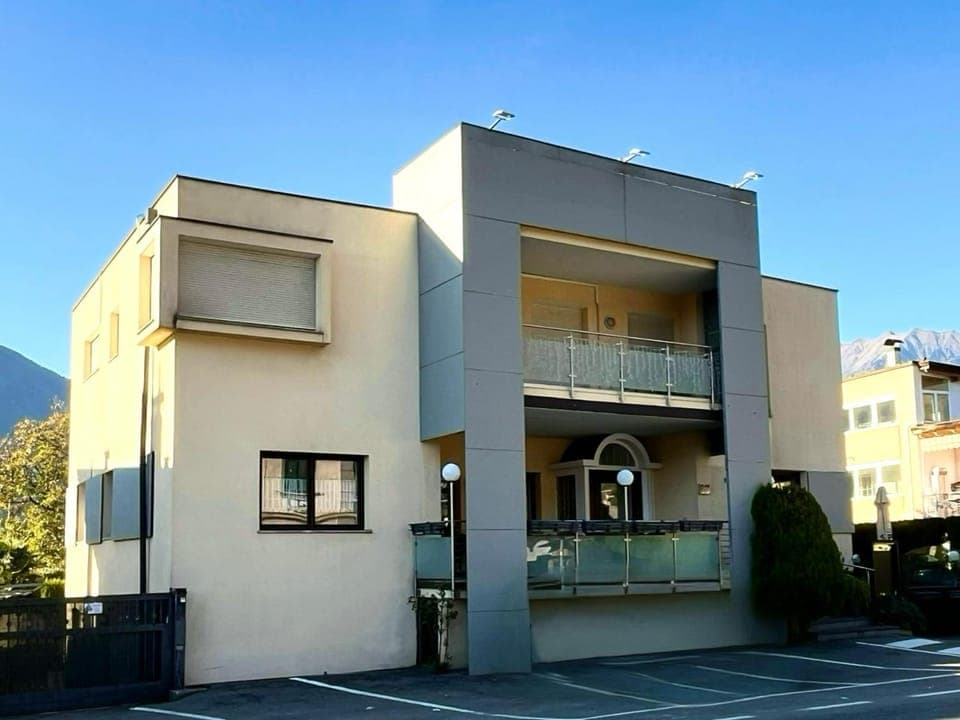 Property building, Restaurant/places to eat