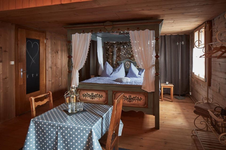 Bed, Photo of the whole room, Decorative detail, Bedroom