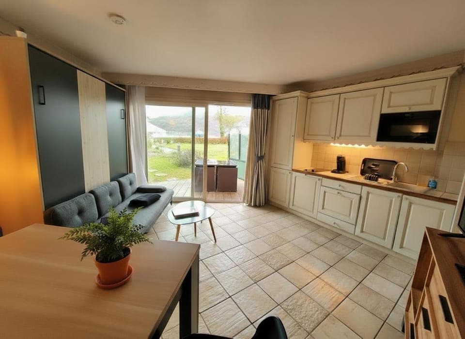 Kitchen or kitchenette, Living room, Seating area, Dining area, stove, toaster