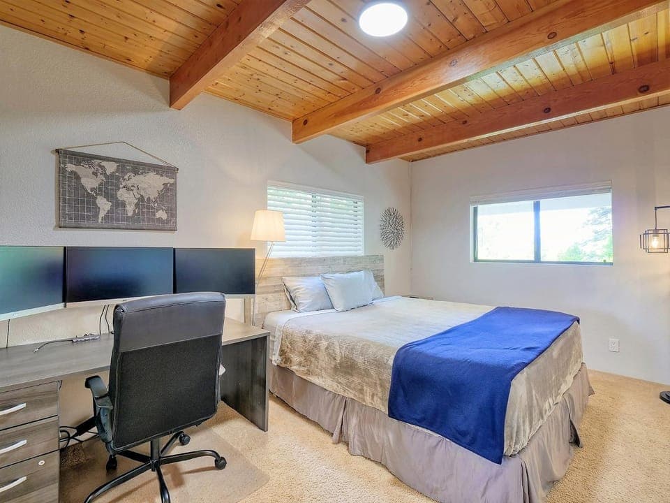 Bed, TV and multimedia, Bedroom