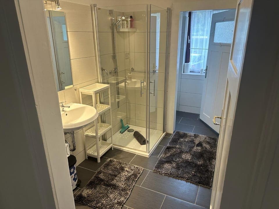 Shower, Toilet, Bathroom, towels