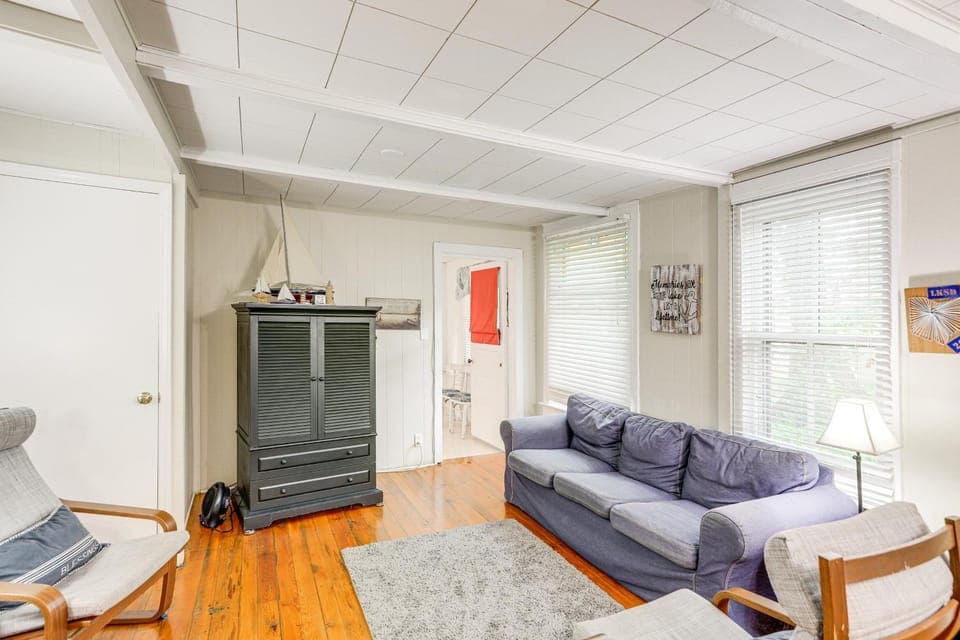 Walk to Lake: Historic Lakeside Marblehead Cottage House in Lakeside