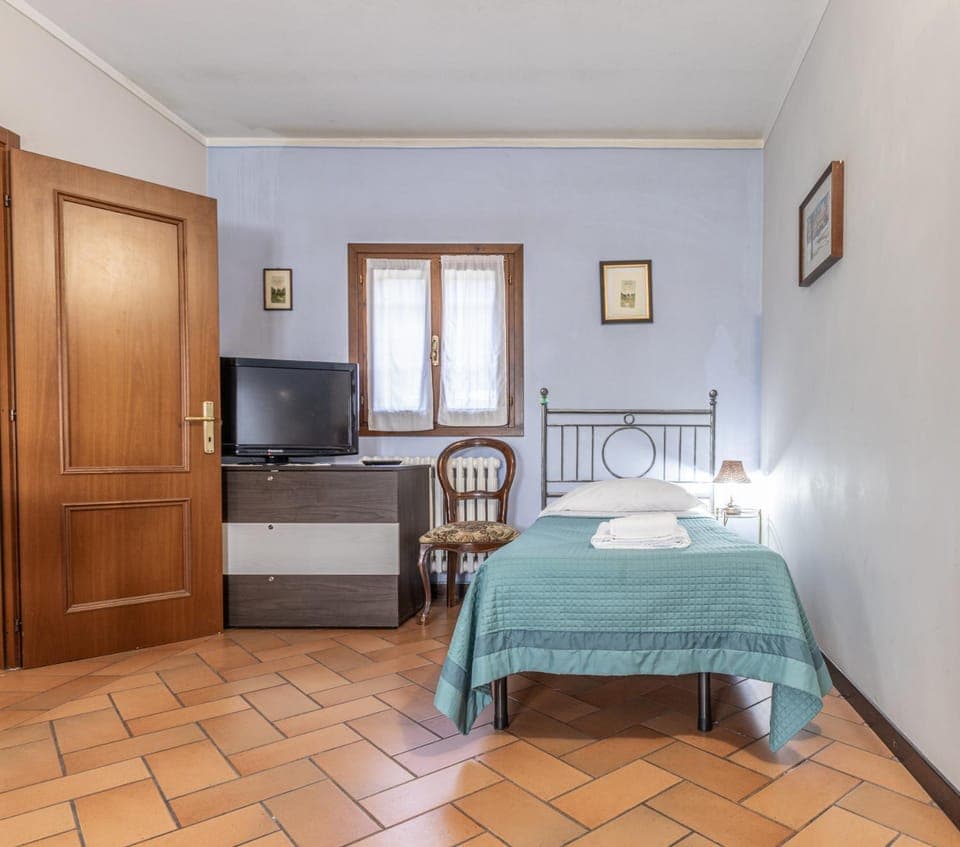 Communal lounge/ TV room, Bed, Day, TV and multimedia, Photo of the whole room, Decorative detail, Bedroom, heating, towels