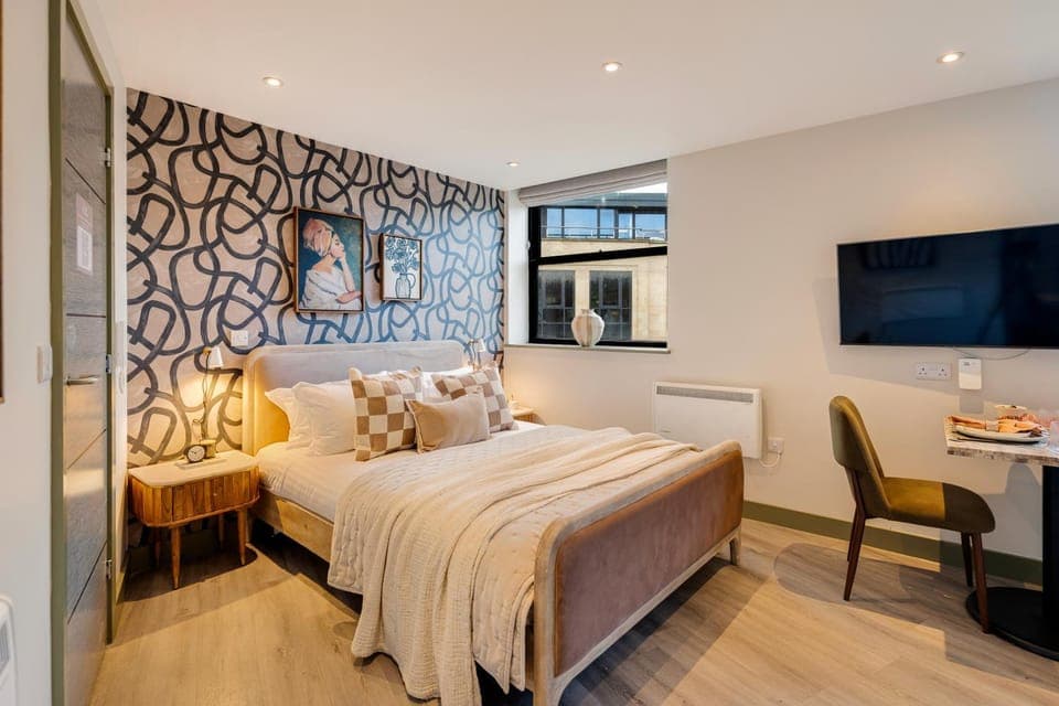 Bed, TV and multimedia, Bedroom