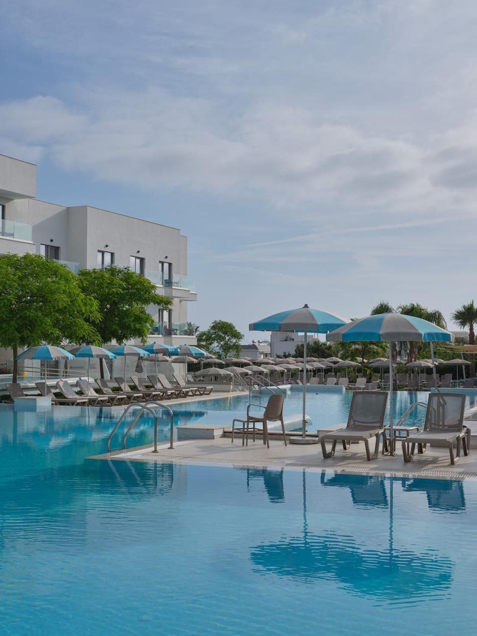 Swimming pool, sunbed