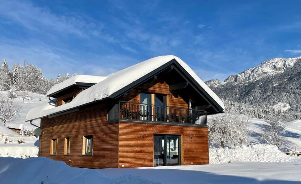 Property building, Day, Natural landscape, Winter, Ski School, Skiing, Skiing, Mountain view