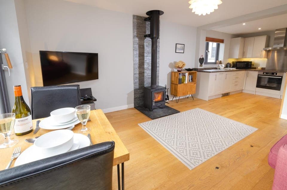 TV and multimedia, Kitchen or kitchenette, Dining area