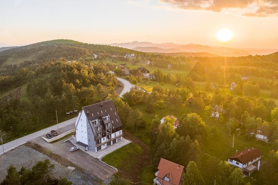 Property building, Nearby landmark, Day, Natural landscape, Mountain view, Street view, Sunrise, Sunset, Parking