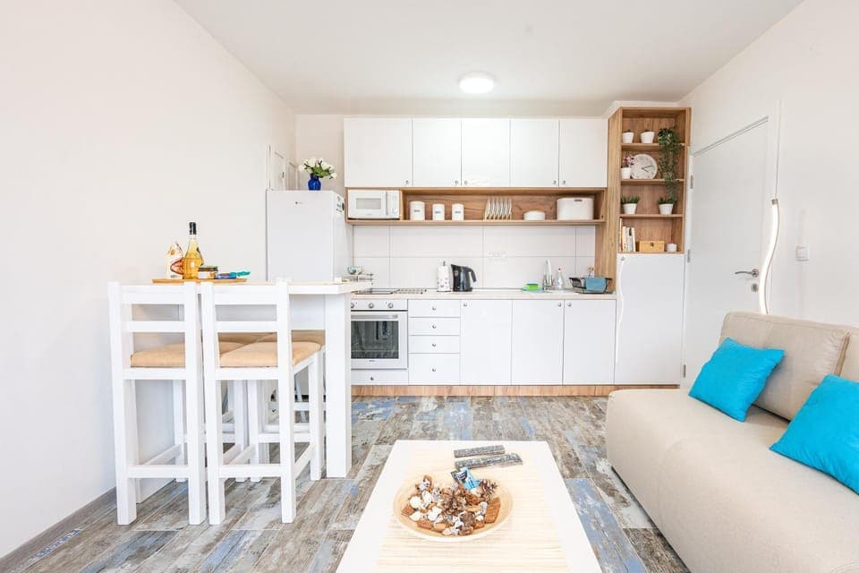 Kitchen or kitchenette, Food and drinks, Dining area