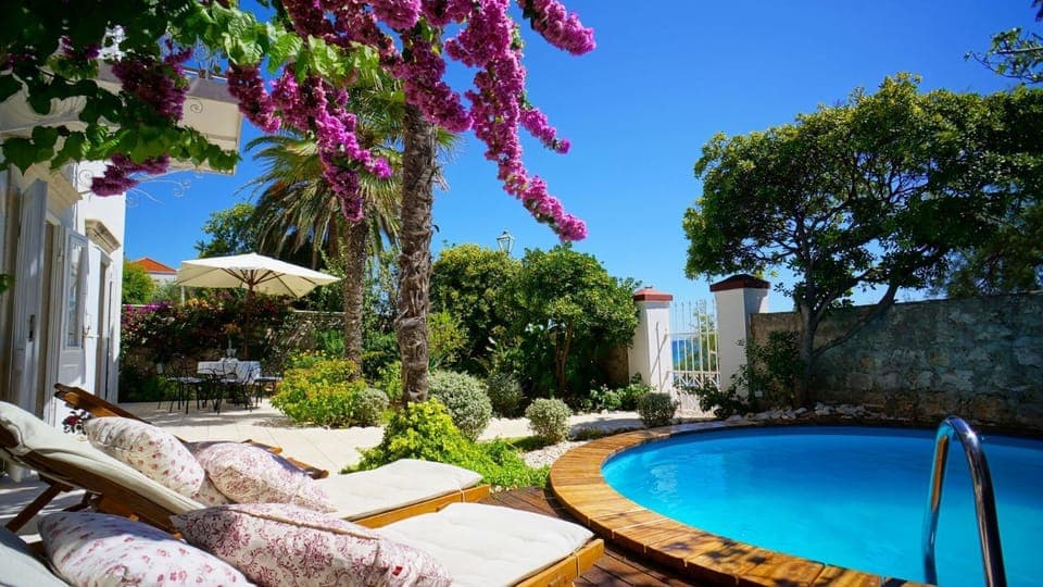 Property building, Patio, Day, Garden, Garden, Balcony/Terrace, Balcony/Terrace, Garden view, Pool view, Swimming pool, Swimming pool, sunbed