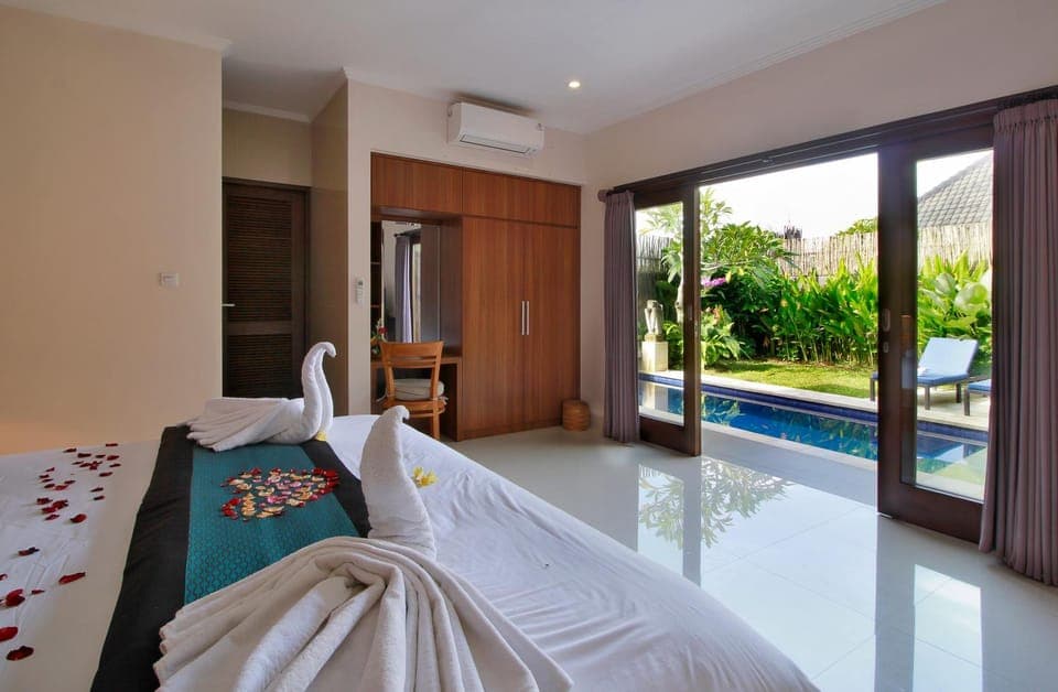 Bed, Photo of the whole room, Bedroom, Garden view, Pool view