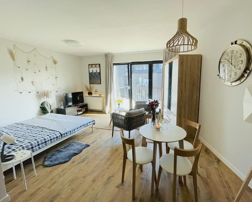 Photo of the whole room, Dining area